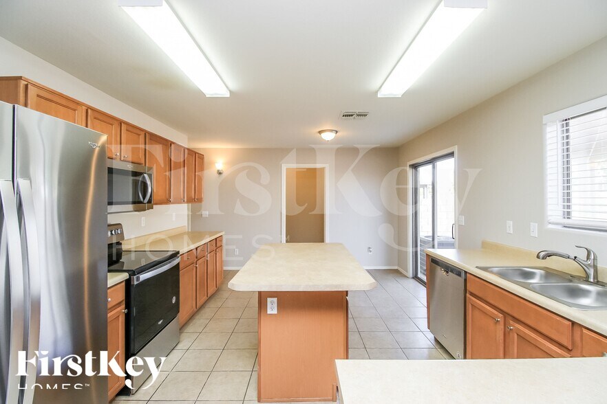 Building Photo - 1858 E Omega Dr