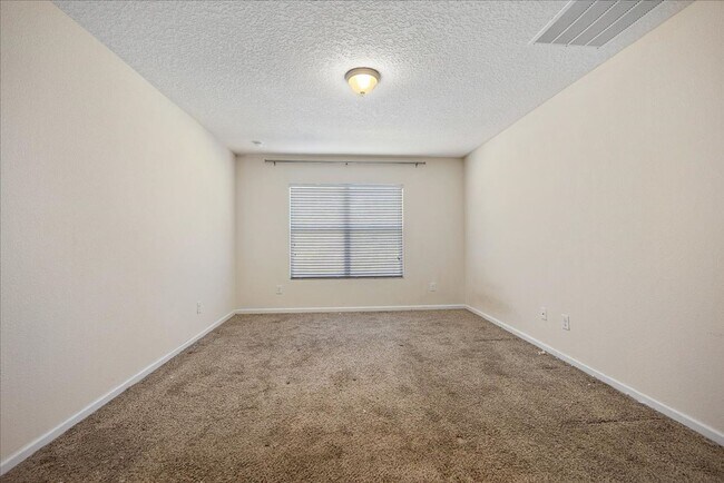 Building Photo - Spacious 4 Bedroom in Fast Growing Nassau County!