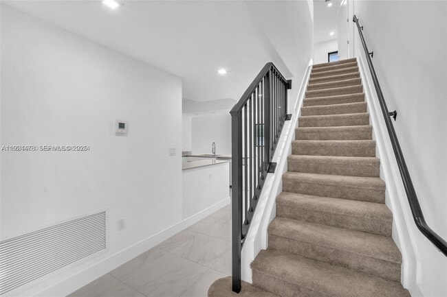 Building Photo - 4181 N Oak Pl