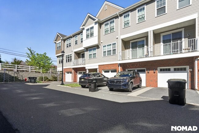 Building Photo - Charming 3BR Townhome in Highland Park