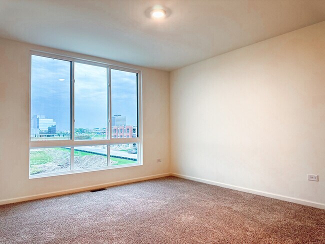 Building Photo - 1318 Lakepointe Dr