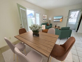 Building Photo - 2802 Westhill Dr