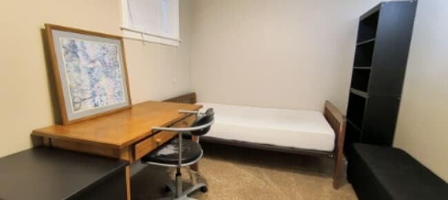 Building Photo - 1250 S Pinewood Dr