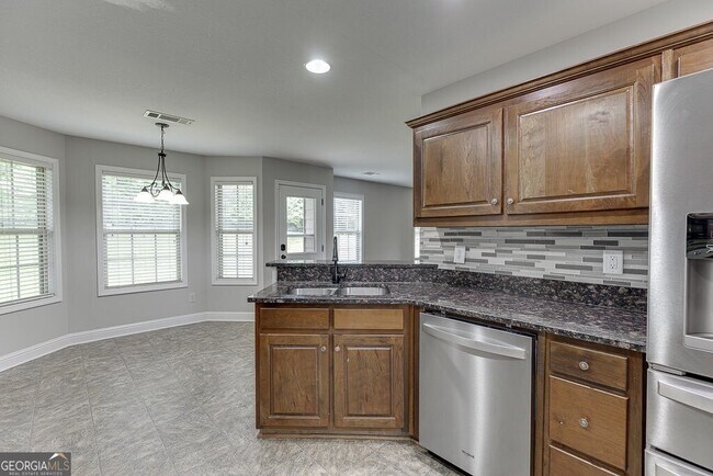 Building Photo - 323 Deer Run Dr