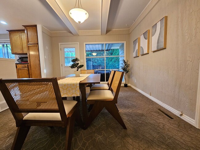 Building Photo - Fully Furnished Mid Century Charmer- month to month/midterm/short term, 3 bedrooms, highly desira...