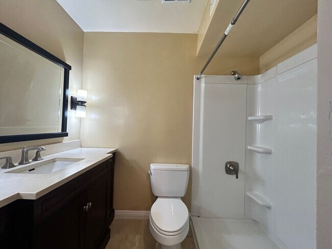 Building Photo - Beautiful 1BD/1BA W/ Reserved Parking and Laundry On-Site in La Jolla!