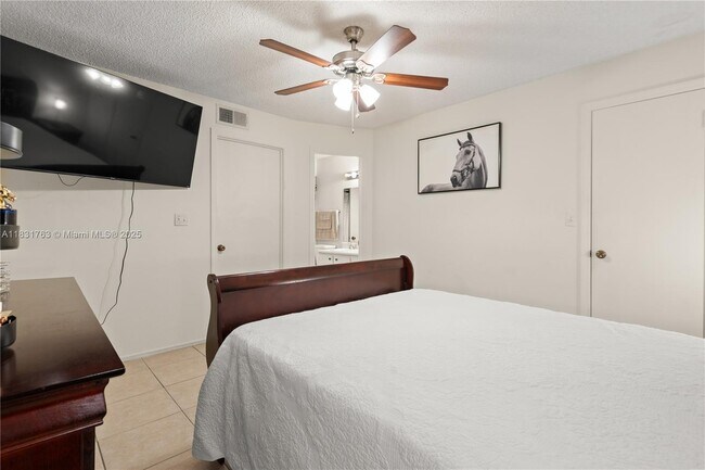 Building Photo - 2866 S University Dr