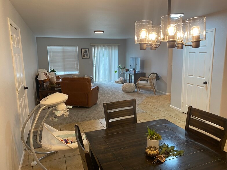 Dining area is adjacent to kitchen and closet - 2122 Howard St