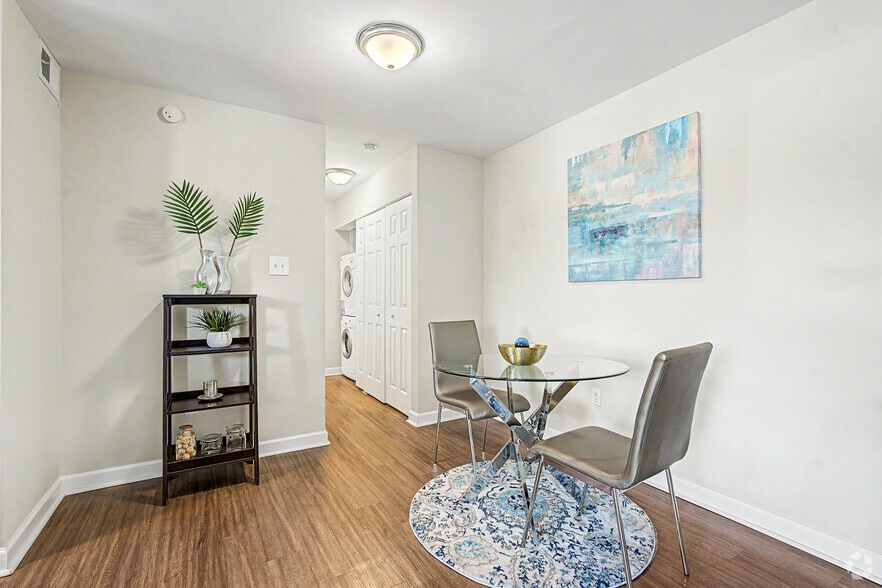 Hamilton 2BR, 1BA - 861SF - Dining Room - 404 Rivertowne Apartment Homes