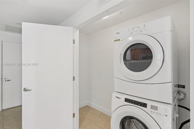 Building Photo - 1060 Brickell Ave