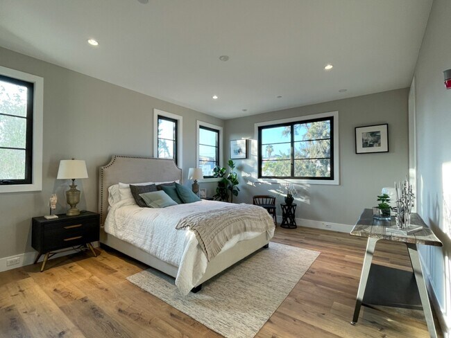 Building Photo - 1348 S Burnside Ave