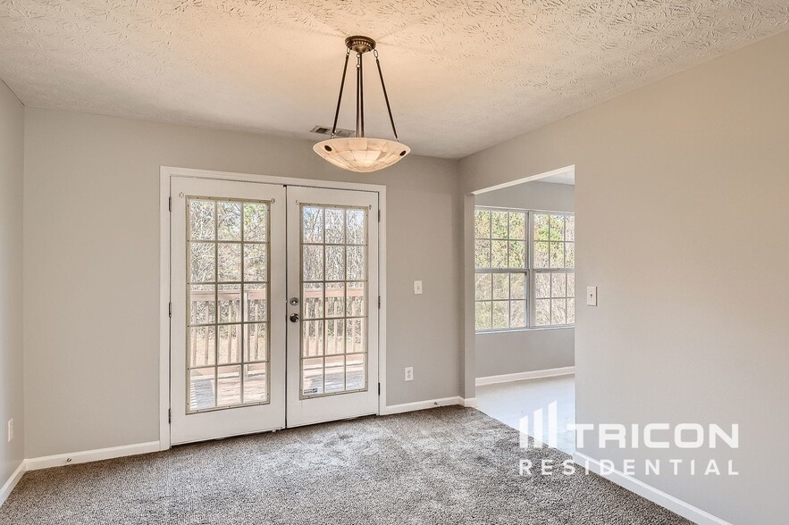 Building Photo - 1401 Lancaster Ct