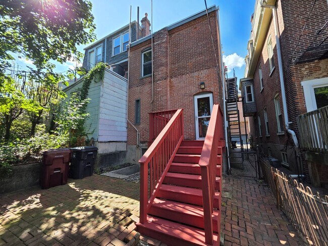 Building Photo - 1420 N Van Buren St