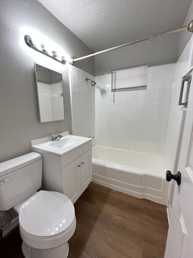 Building Photo - 2 Bed 1 Bath