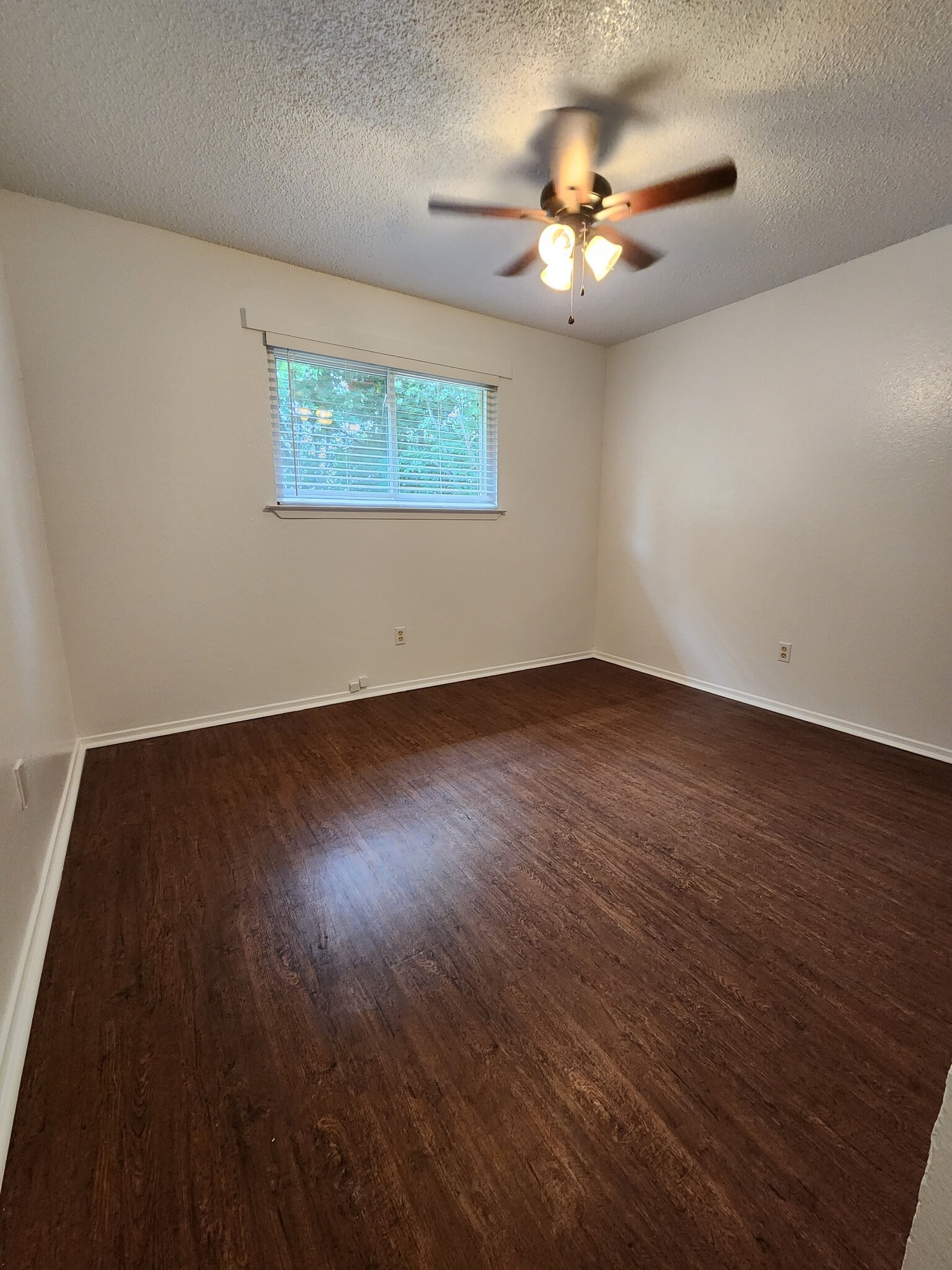 Building Photo - 2107 Lazy Ridge Dr