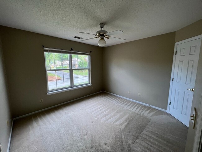 Building Photo - 1635 Pondside Dr