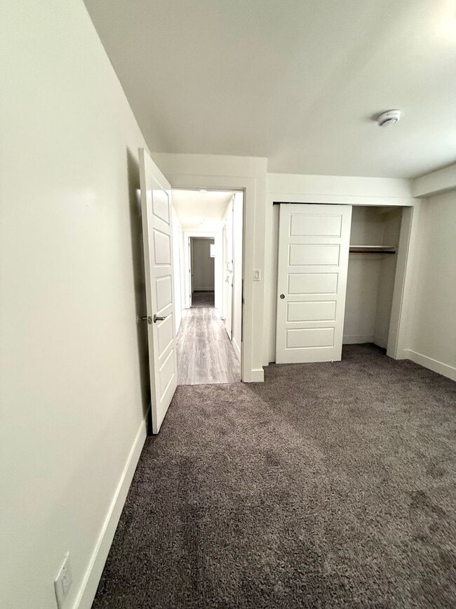Building Photo - Stylish 2-Bed Tacoma Home