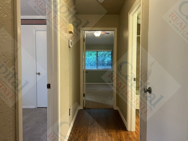 Building Photo - Charming 3 Bedroom