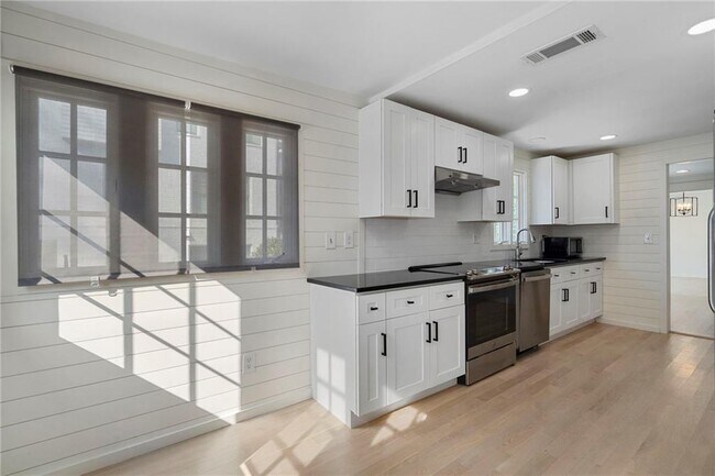 Building Photo - 2512 Brookwood Dr NE
