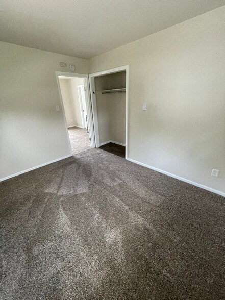 Building Photo - 120 Karen St