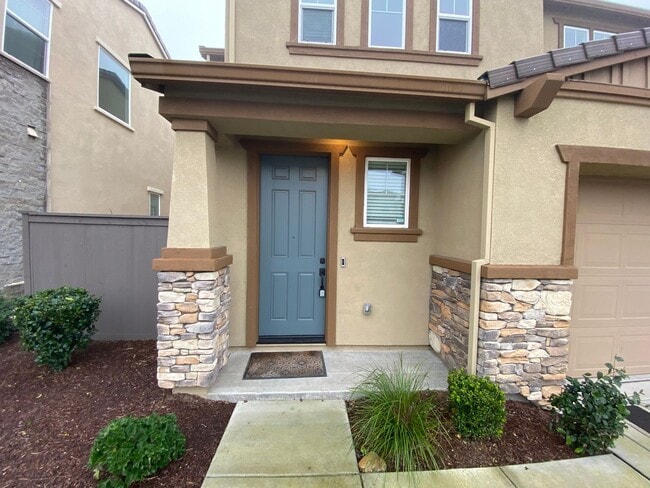 Building Photo - Gorgeous 3 bedroom 2.5 bath home in Northlake community