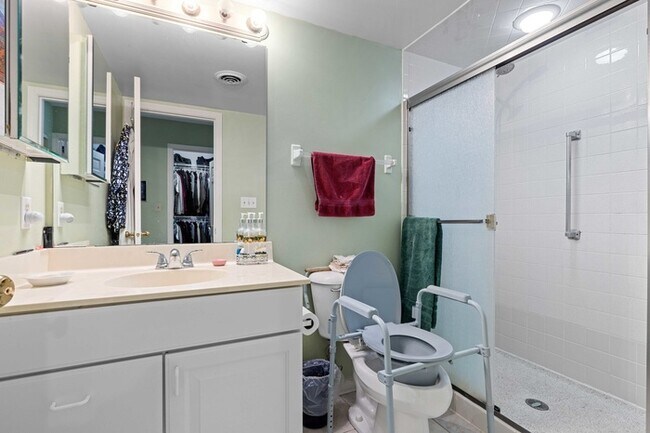 Building Photo - Beautiful, spacious, comfortable and safe Rockford Condo