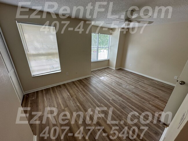 Building Photo - Newly Renovated 2/1.5 Townhouse in Winter ...