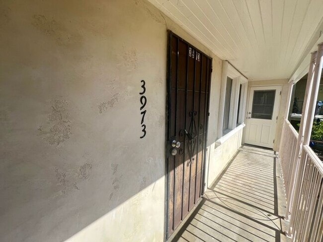 Building Photo - Charming Upstairs 2BR/1BA Apartment in Nor...
