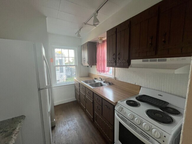 Building Photo - Two Bedroom House in Alton