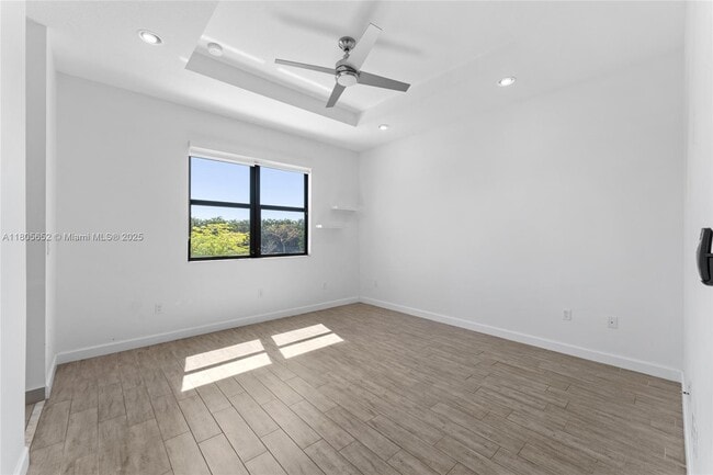 Building Photo - 870 NE 191st St