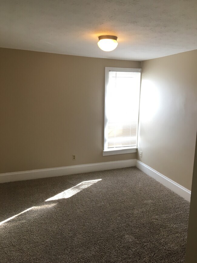 Building Photo - 8 S Morning St