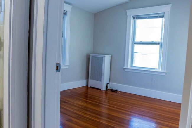 Building Photo - 204 Maple St