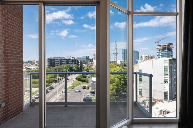 Building Photo - Awesome 1BE/1BA Condo in the Gulch w/2-res...