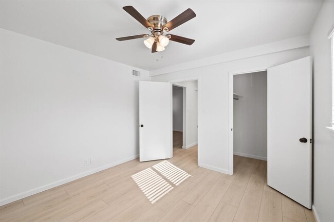 Building Photo - 806 E 13th St