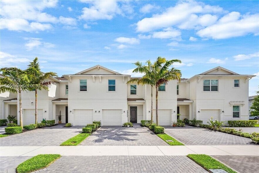 Building Photo - 4612 Hollister Ave