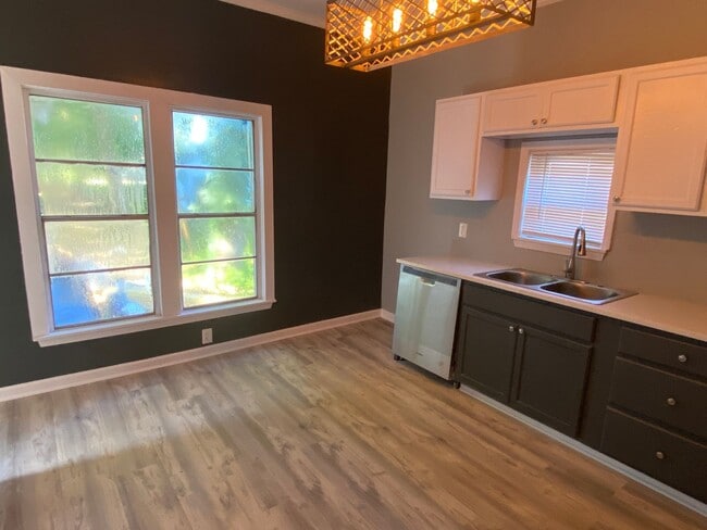 Building Photo - Remodel 2.5 Bedroom Home 1/2 Off First Mon...