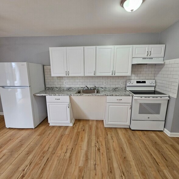 Building Photo - 429 E 9th St