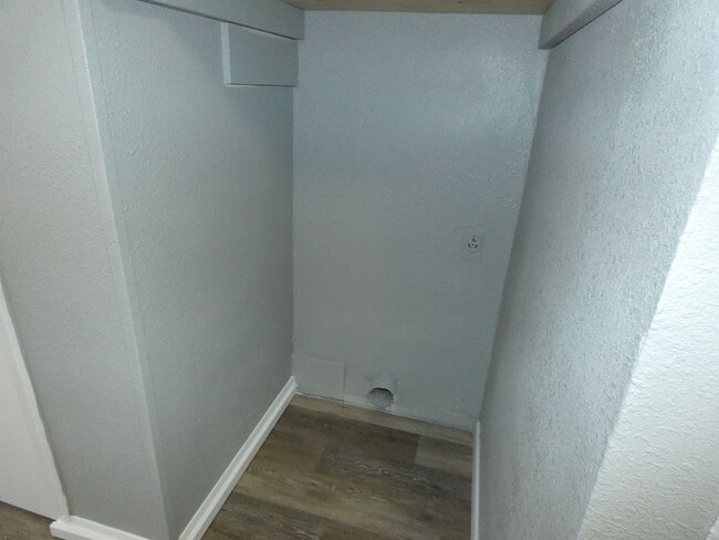 Building Photo - 3 bedroom, 1 bath