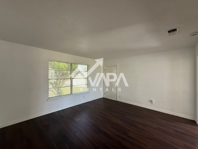 Building Photo - 1719 Farwell Dr