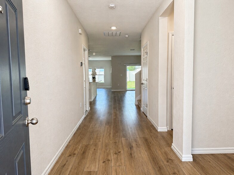 Building Photo - 1305 Current Pl