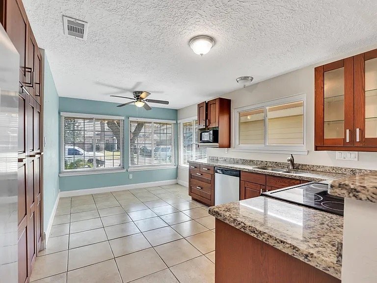 Building Photo - 19734 Lake Hollow Ln