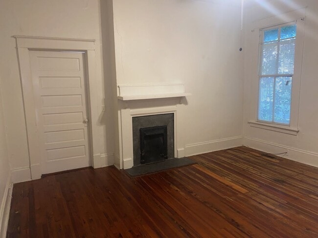 Building Photo - r1919