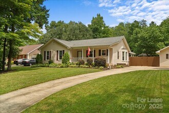 Building Photo - 2224 Pinebrook Cir