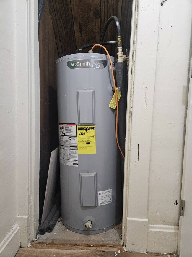 Building Photo - WOW! Look at this property ! You cant beat this price!