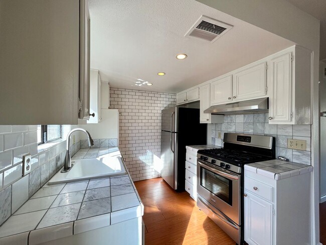 Building Photo - AVAILABLE NOW!! LOVELY - 1 Bed 1 Bath Uppe...