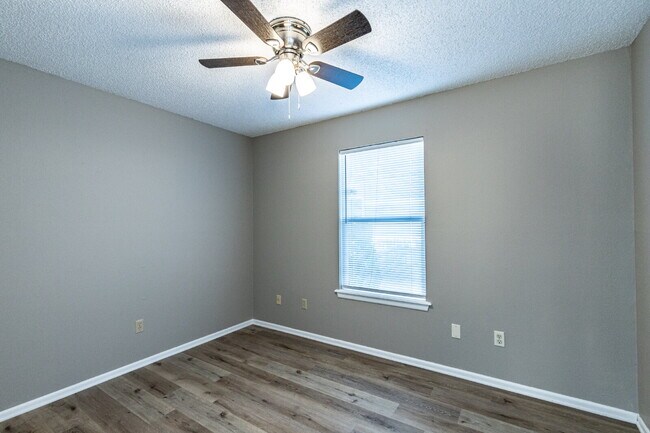 Building Photo - Great Space, Fresh feel!