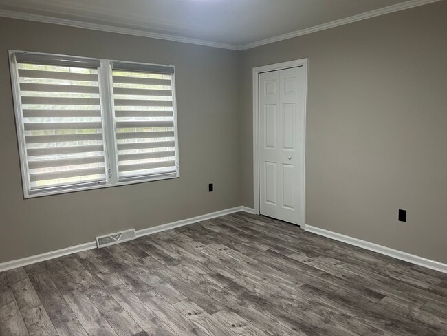 Building Photo - 5/3 Home Available Now!