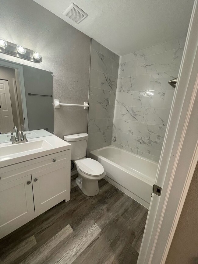 Building Photo - Annual Unfurnished Renovated Single-family Home near Mckibben Park!
