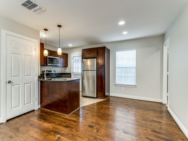 Building Photo - 4739 Bradford Dr