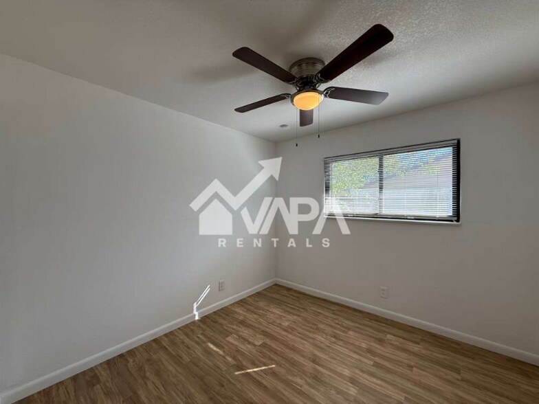 Building Photo - 302 Kingsman St